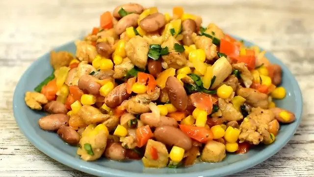 Сытный салат с куриной грудки