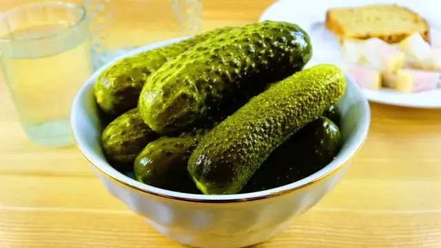 Хрустящие малосольные огурцы