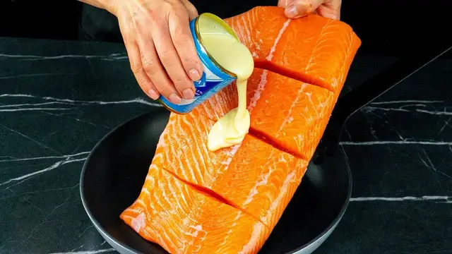 Запечённый лосось в сливочном соусе со шпинатом и грибами