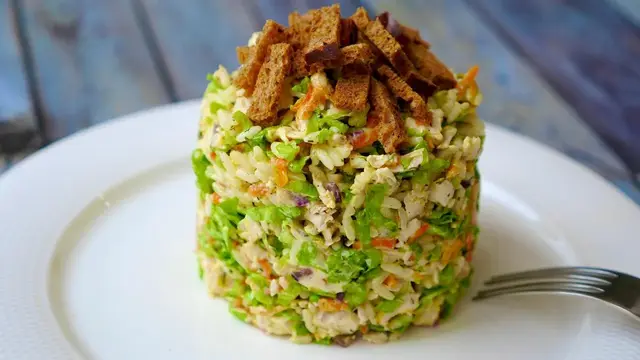 Вкусный салат с курицей к любому столу