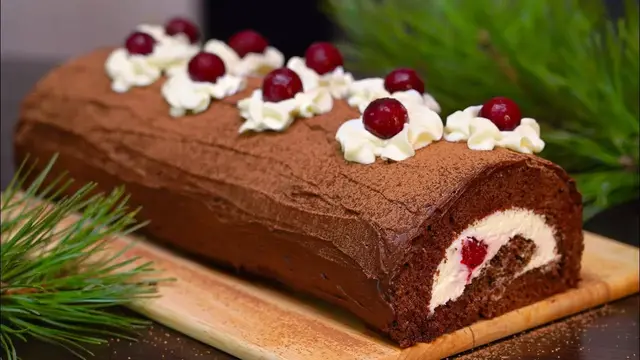 Шоколадный рулет с вишней