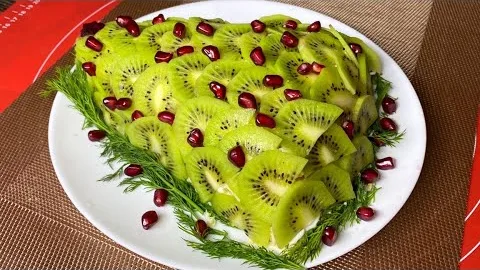 Новогодний салат с курицей и яблоком