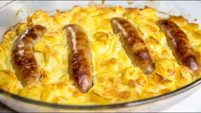 Ужин с колбасками и картофелем