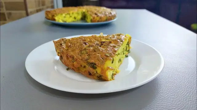 Большой творожный сырник с зеленым луком