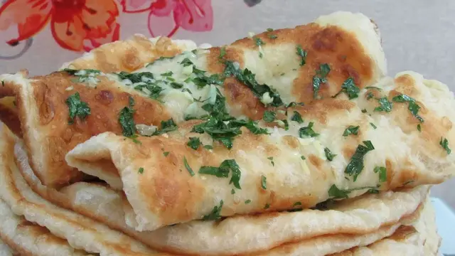 Лепешки с чесноком на сковороде
