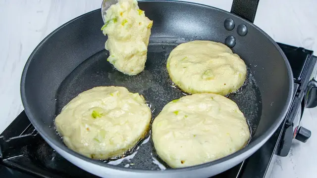 Воздушные оладушки с яблоками 