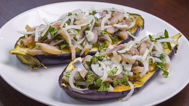 Закуска с баклажанов и селедки