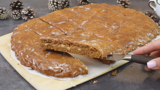 Пряный медовый пирог с варёной сгущёнкой и орехами