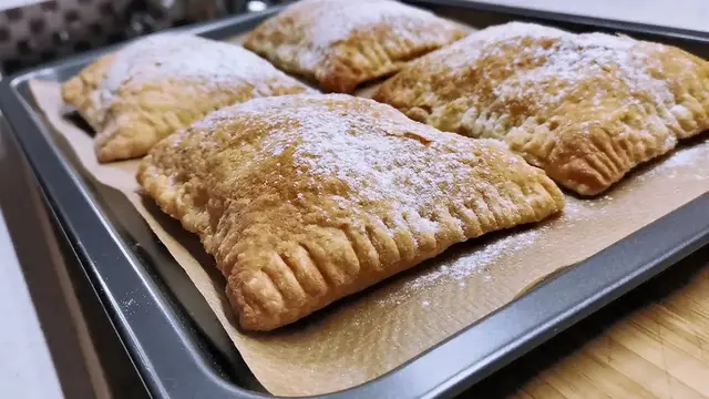 Слоеные пирожки с яблоками