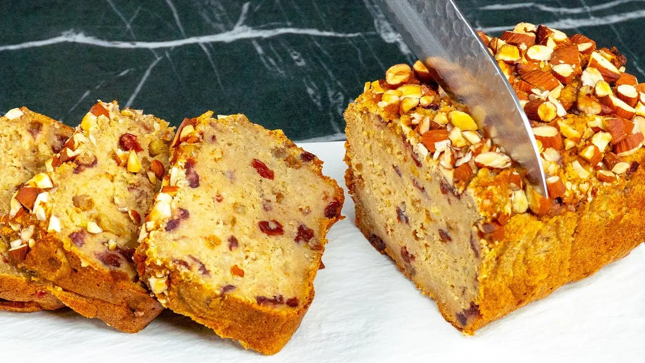 Запечённый яблочно-овсяный пирог с ягодами и орехами