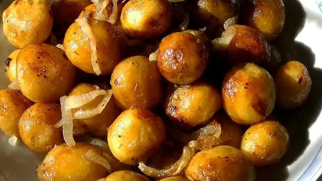 Ароматная жареная молодая картошка с луком