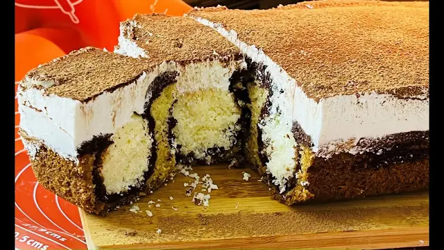 Шоколадный пирог с кокосовыми шариками и сливочно-творожным кремом