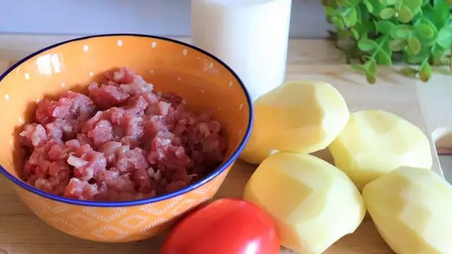Очень вкусная запеканка из фарша и картошки с соусом