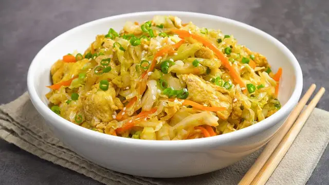 жареная капуста с яйцом