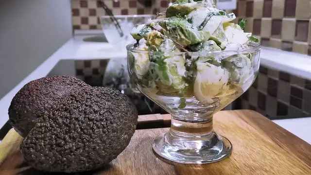 Салат с яйцами и авокадо 
