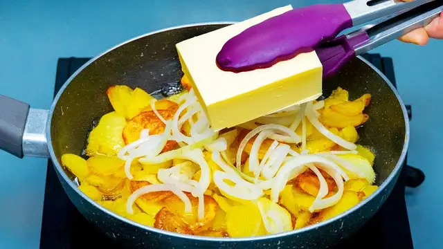 Картофельная запеканка с яйцами и пряностями на сковороде