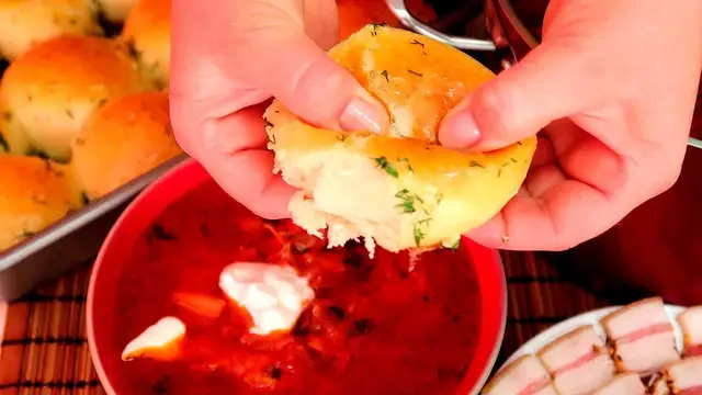 Пампушки с чесноком и зеленью к борщу