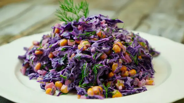 Вкусный и интересный салат из капусты