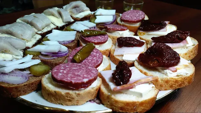 Простые и бюджетные бутерброды с салом, селедкой и соленым огурчиком