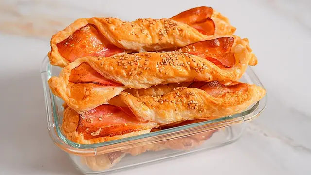 Слойки с беконом и кунжутом