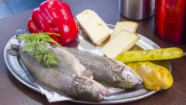 Фаршированная форель с грушей