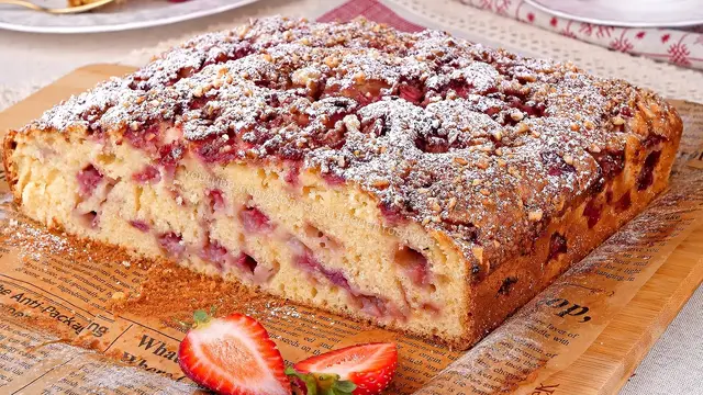 Мягкий и нежный клубничный пирог на молоке