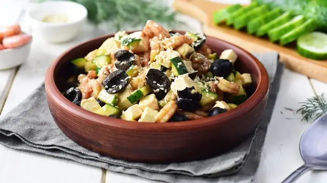 Салат с креветками и творожным сыром 