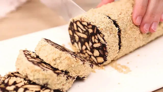 Шоколадный рулет с орехами