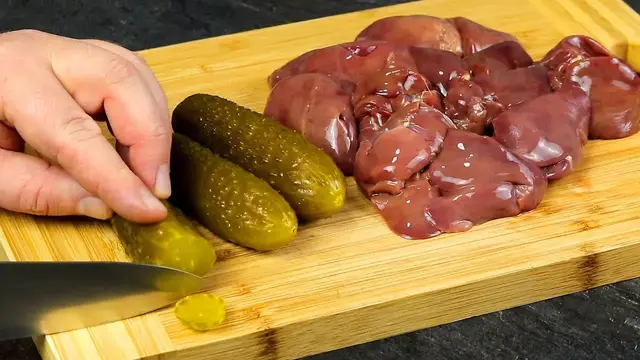 Закусочный салат с печенью и огурцами