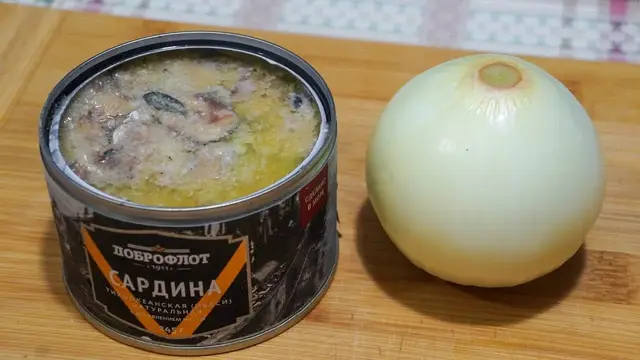 Сытный пирог с консервами и луком на сковороде