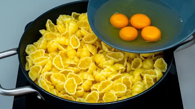 Вкусная паста на сковороде