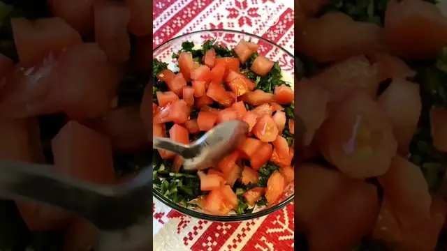 Оригинальный салат с тунцом и помидорами
