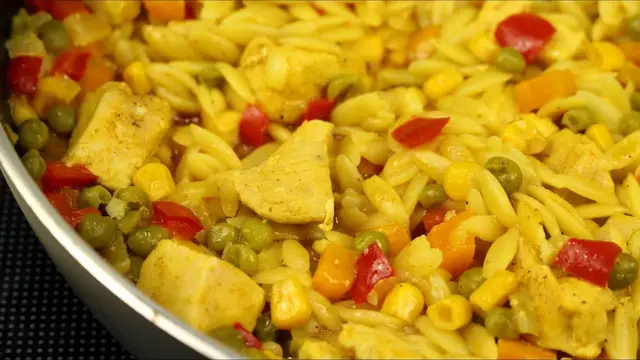 Куриная грудка с пастой и разноцветными овощами