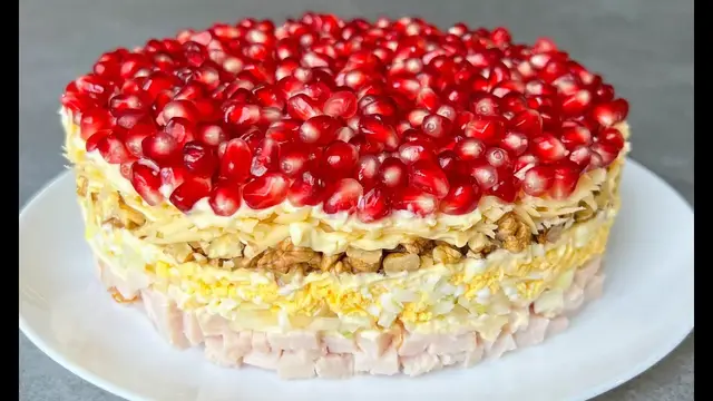 Новогодний салат с копченой курицей, орехами и гранатом
