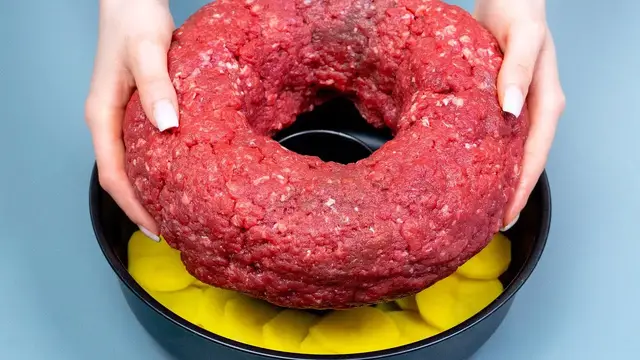 Нежный говяжий фарш с овощами и сырной корочкой