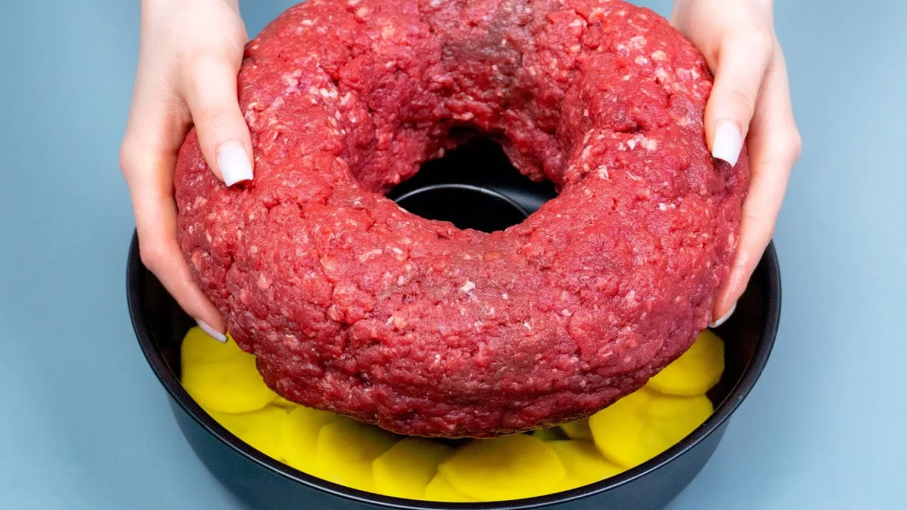 Нежный говяжий фарш с овощами и сырной корочкой