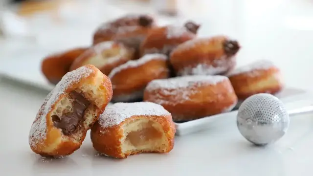 Нежные воздушные пончики с джемом с шоколадом
