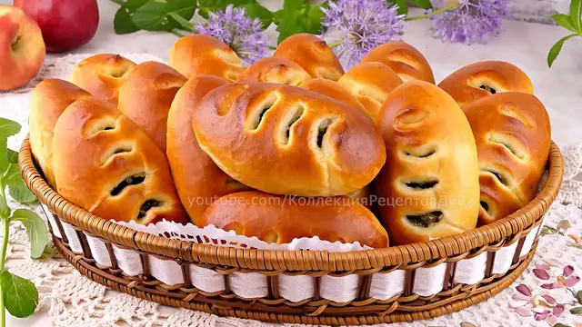 Сладкие сдобные пирожки с щавелём и яблоками