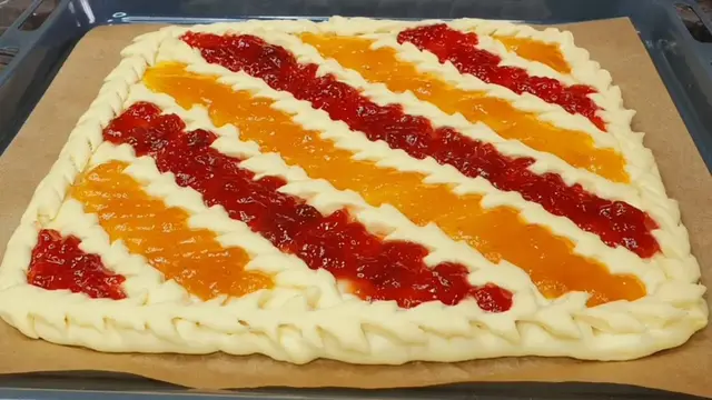 Слоеный пирог с джемом