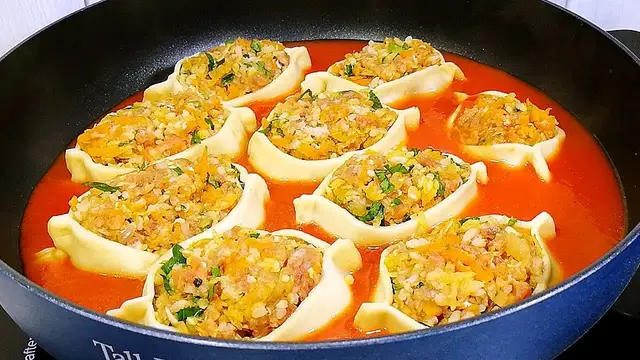 Лодочки с фаршем в томате на сковородке