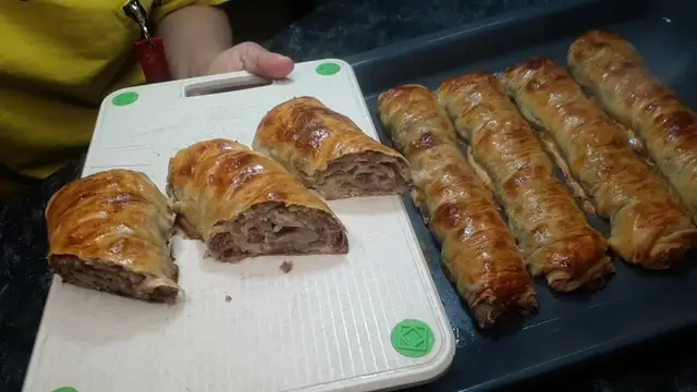 Мясные рулеты из дрожжевого теста