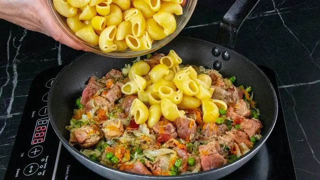 Сытная паста с мясом на сковородке