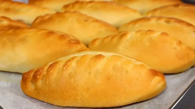 Сладкие пирожки с яблоками и повидлом