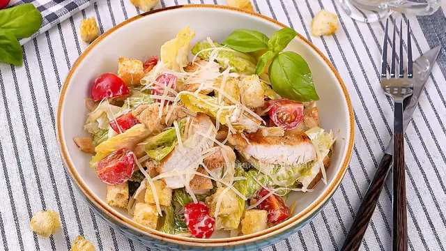 Салат Цезарь с курицей и томатами черри