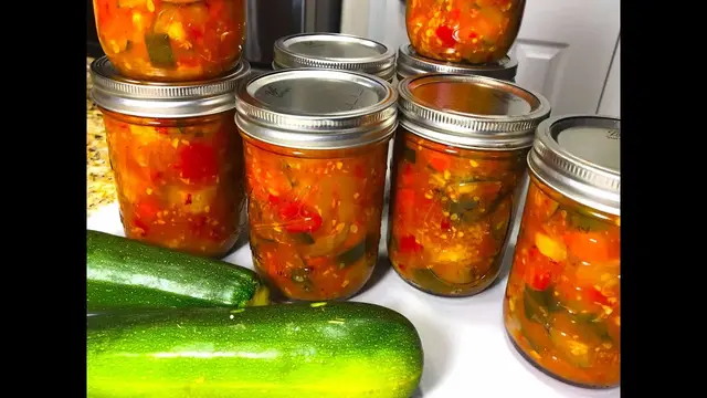 Кабачки цукини с яблоком, чесноком и перцем