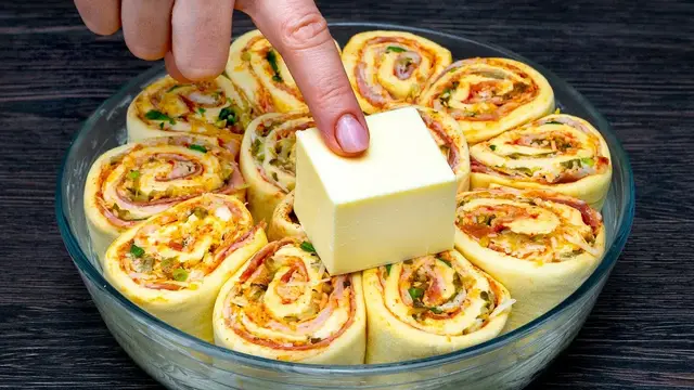 Простые рулеты с беконом и пармезаном