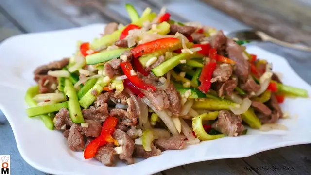 Сытный и очень вкусный салат из огурцов