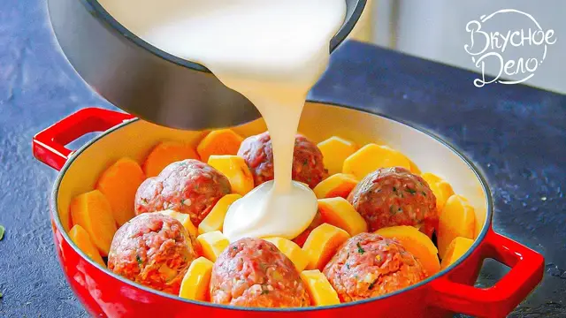 Фрикадельки с картошкой и соусом в духовке