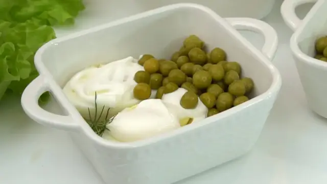 Салат яйцо с зеленым горошком