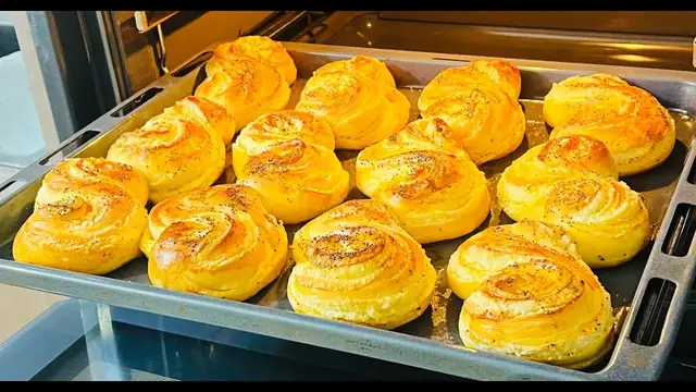 Сдобные булочки с масляной начинкой